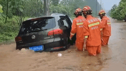 暴雨袭城，安徽多地筑起“橙色防线”